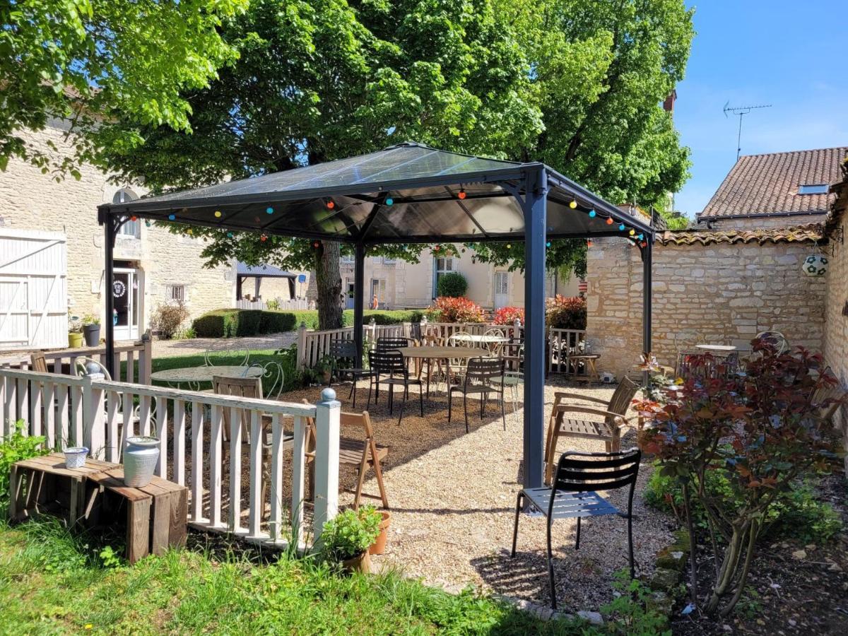 La Roseraie Neuville-du-Poitou Exteriör bild