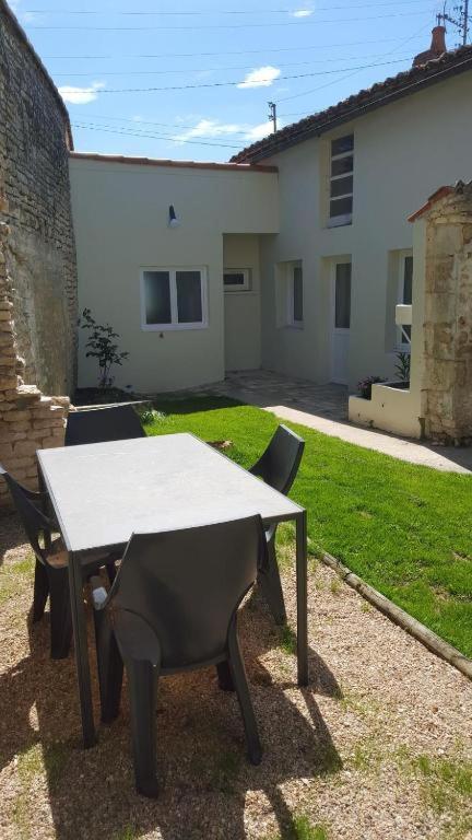 La Roseraie Neuville-du-Poitou Exteriör bild