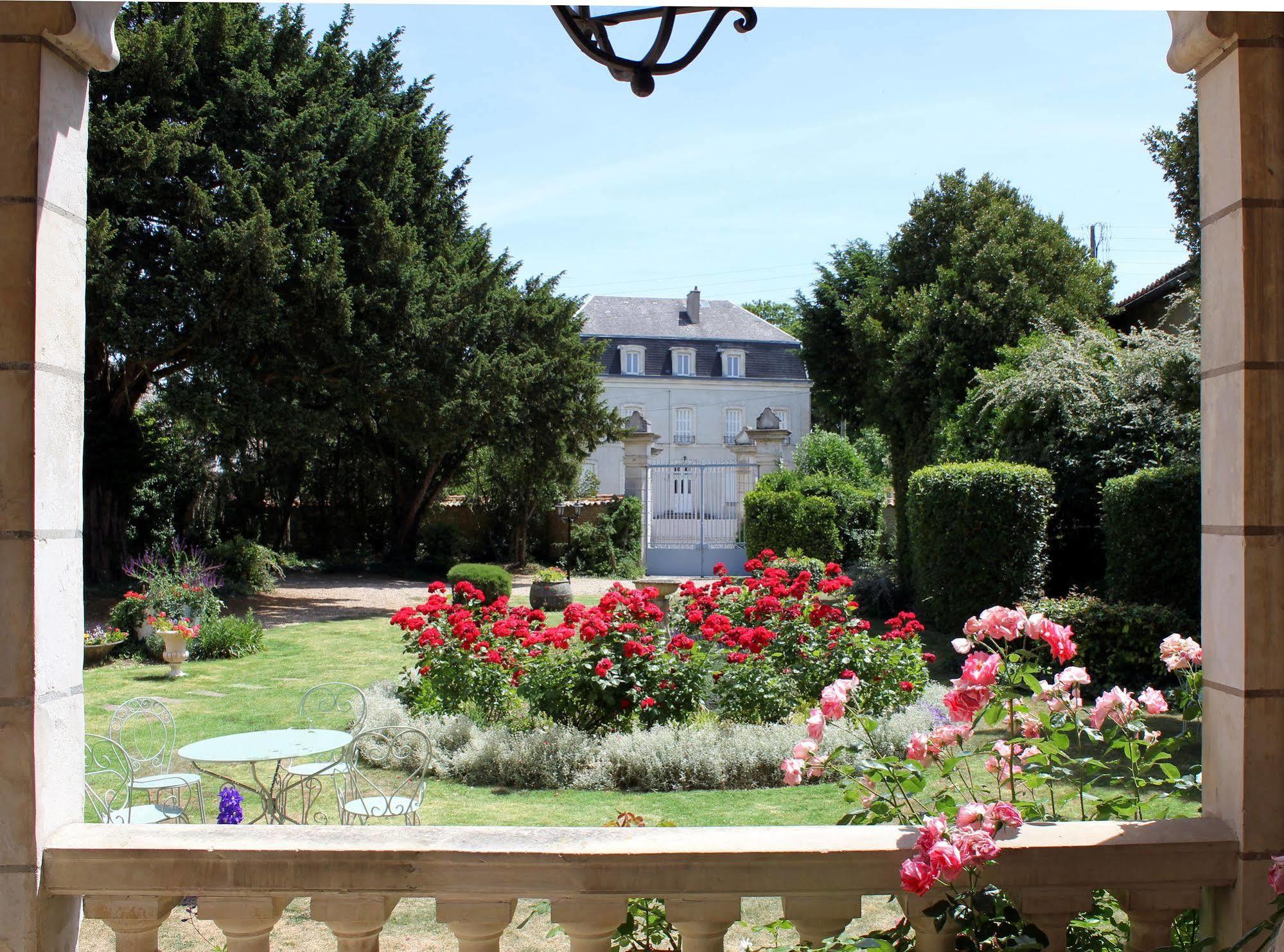 La Roseraie Neuville-du-Poitou Exteriör bild