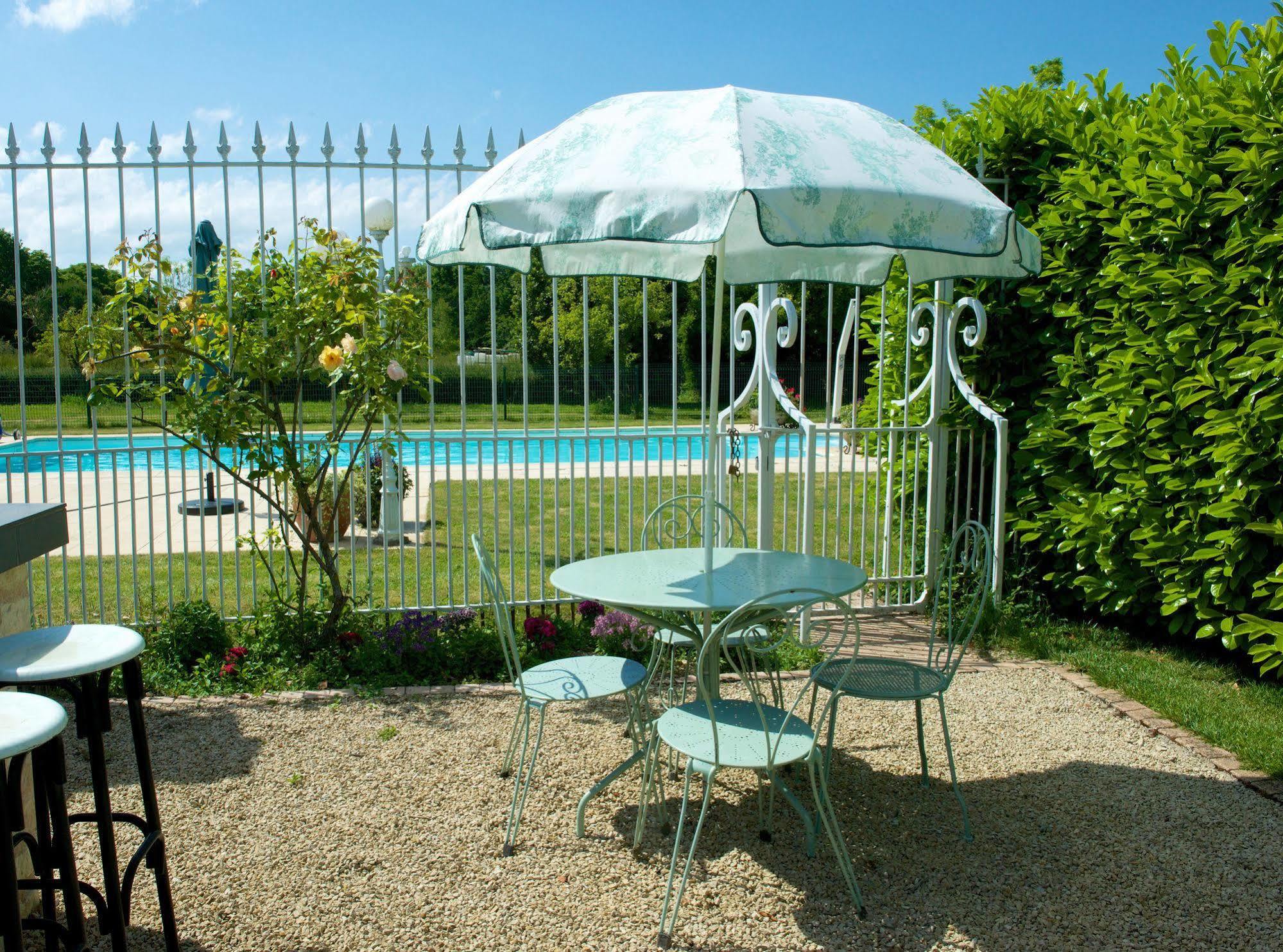La Roseraie Neuville-du-Poitou Exteriör bild